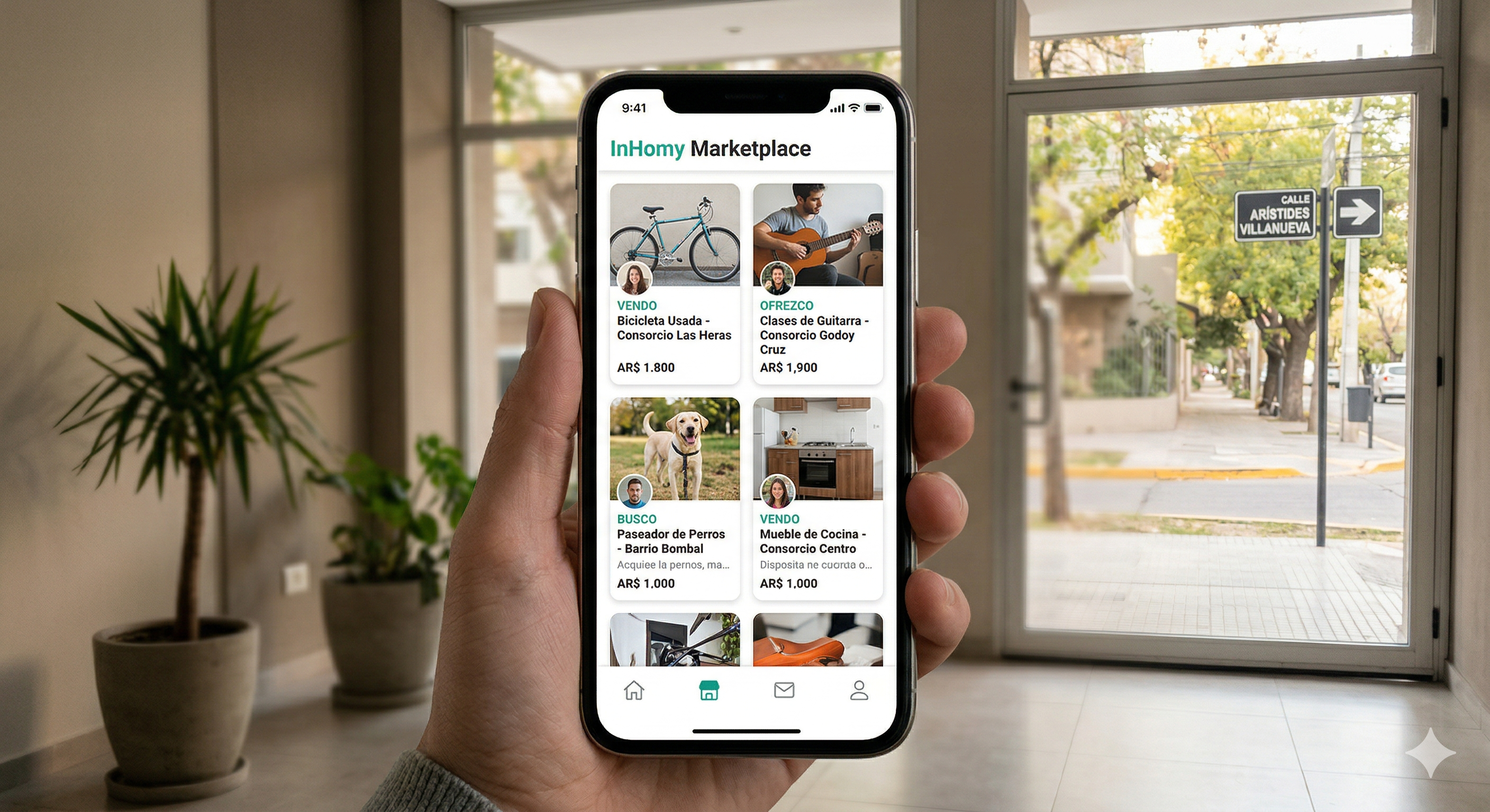 Manos sosteniendo un smartphone con la interfaz del InHomy Marketplace en el vestíbulo de un edificio
